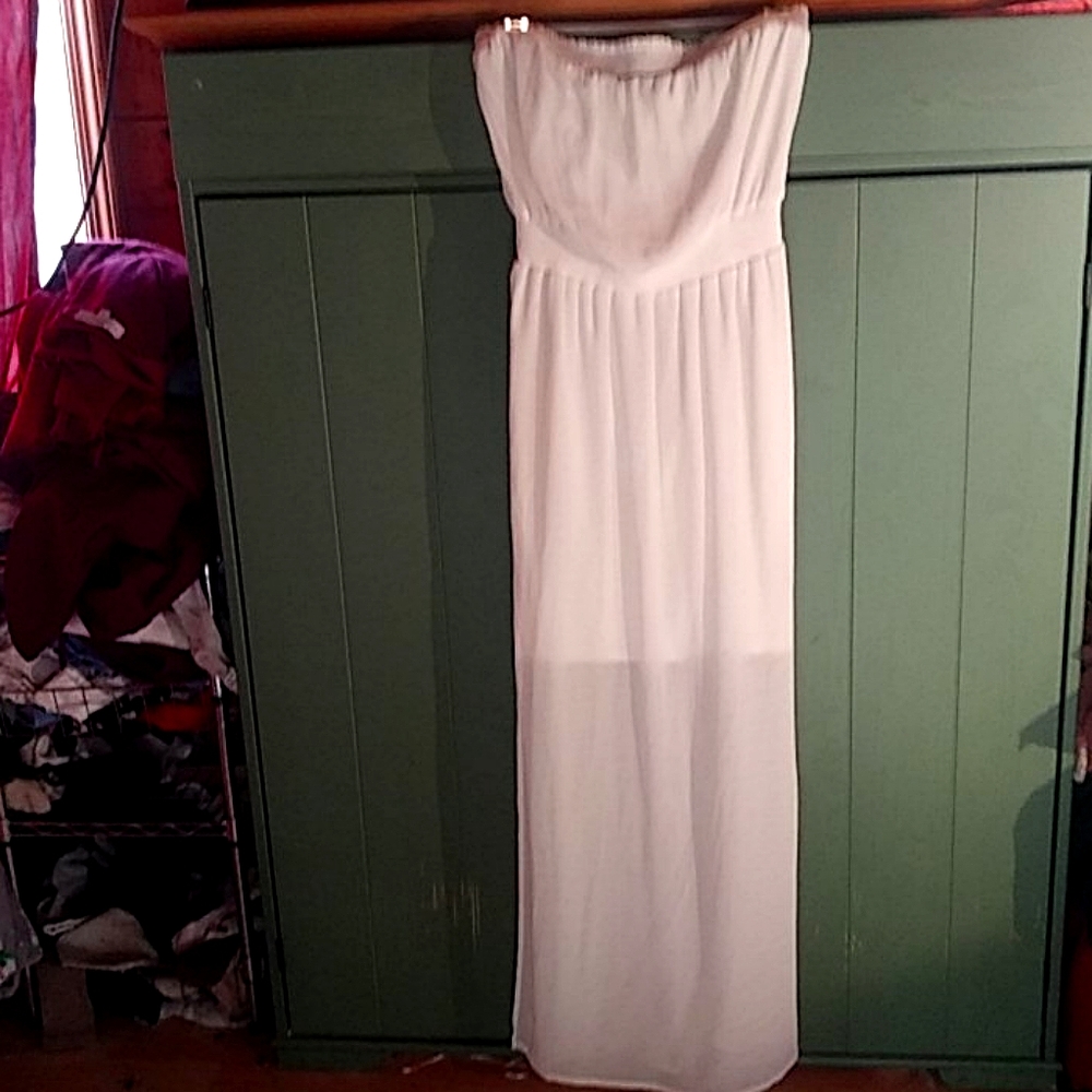 Hot strapless white dress!